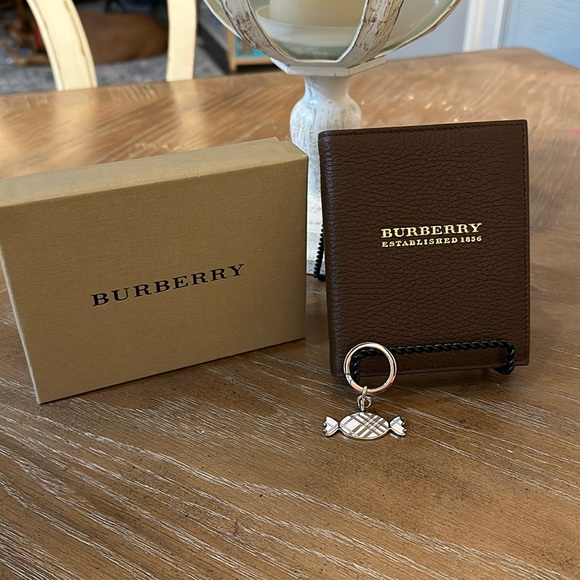 Burberry leather notebook and vintage key chain - Picture 3 of 12
